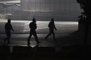 Agentes de las fuerzas de seguridad afganas toman posiciones cerca del lugar del ataque, en Kabul, el 20 de enero.-EFE / JAWAD JALALI