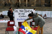 Partidarios del acuerdo de paz, frente al Congreso colombiano, en Bogotá.-REUTERS / JOHN VIZCAÍNO