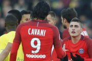 Marco Verratti comparte su incredulidad con Edinson Cavani por ver la tarjeta amarilla.-REGIS DUVIGNAU