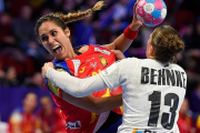 Mireya González lanza ante la alemana Julia Behnke. /-AFP / JEAN-CHRISTOPHE VERHAEGEN