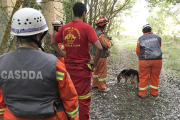 Miembros del GREM y de la asociación de perros de búsqueda deCánada, durante un entrenamiento.-GREM