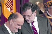 Rajoy hace un comentario a Francisco Pérez de los Cobos, presidente del TC.-AGUSTÍN CATALÁN