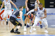 Cook roba el balón a Marcelinho en el precedente liguero de este curso entre el Tenerife y el San Pablo. ACB PHOTO / E. COBOS