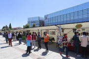 La feria se instaló en el paseo de Atapuerca, por el que pasaron decenas de personas para conocer la oferta del comercio justo.-RAÚL OCHOA