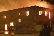 El incendio comenzó en torno a las 18 horas del viernes 4 de enero y rápidamente consumió la vivienda.-ECB