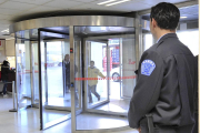 Un guardia de seguridad vigila la entrada del Ayuntamiento.-ISRAEL L. MURILLO