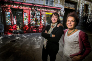 Carmen (izquierda) y Pilar Pérez-Canales regentan la Librería del Espolón. TOMÁS ALONSO