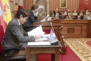 El secretario, Luis Alfonso Manero, se sienta a la derecha de Javier Lacalle en el Pleno municipal.-RAÚL G. OCHOA