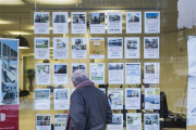 Imagen de la fachada de una inmobiliaria con ofertas de alquiler.-ISRAEL L. MURILLO