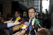 Rajoy atiende a los medios, el domingo, a su llegada al hotel donde se aloja en Nueva York.-EFE / MIGUEL RAJMIL