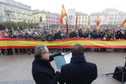 El diputado de Vox por Almería, Carlos Hugo Fernández-Roca, fue el encargado de leer el manifiesto del partido en la Plaza Mayor de la capital burgalesa.-RAÚL G. OCHOA