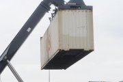 Una grúa mueve un contenedor en el Puerto Seco de Burgos.-ISRAEL L. MURILLO
