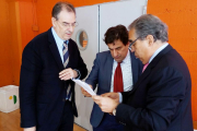 Jesús Martínez, presidente del CB Miraflores (centro), charla con los directivos del CB Tizona Miguel Ángel Benavente y Fernando Andrés.-D. A. L.