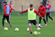 Curro Sánchez golpea al balón en el entrenamiento de hoy en La Deportiva. TOMÁS ALONSO