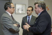 Un momento del encuentro entre el delegado (izq.), Sanz Cabrejas (centro) y Pascual (dcha.)-S. O.
