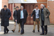 García (presidente), Fernández (director deportivo), Pascual (gerente) y Antón (responsable deportivo y económico) caminan por los aledaños de El Plantío.-RAÚL OCHOA