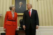 Trump y May, durante su encuentro en el Despacho Oval, en la Casa Blanca, este viernes.-REUTERS /KEVIN LAMARQUE