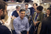 Pedro Sánchez, a bordo de un Airbus antes de volar a Santiago de Chile.-EL PERIÓDICO