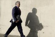 El extesorero del PP Luis Bárcenas se dirige al juicio del 'caso Gürtel'.-EFE / JUAN CARLOS HIDALGO