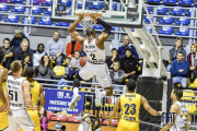 Sutton machaca el aro rival en un partido de esta temporada.-EUROCUP