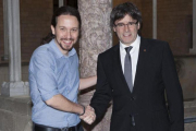 Pablo Iglesias y Carles Puigdemont, en su último encuentro, en abril de este año en el Palau de la Generalitat.-FERRAN NADEU