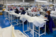 Imagen de producción de batas en RyA en Valladolid. ECB
