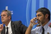 Joaquim Forn y Josep Lluís Trapero en la rueda de prensa en la que señalaron a dos periodistas de EL PERIÓDICO.-ALBERT BERTRAN