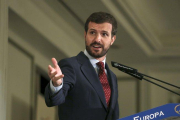 El presidente del PP, Pablo Casado, presentando al presidente de la Junta de Andalucía, Juanma Moreno, en un adesayuno informativo en Madrid.-DAVID CASTRO