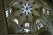 Unas láminas sustituyen a las vidrieras originales que se conservan en la sacristia de la capilla de los Condestables en la Catedral de Burgos. SANTI OTERO