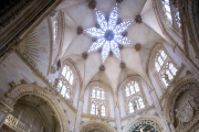 Turistas en el interior de la Catedral que se abrió  tras expirar el cierre perimetral de la región. SANTI OTERO