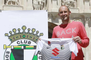Mikel Saizar posa delante del Arco de Santa María.-RAÚL G. OCHOA