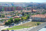 La parcela comprende la superficie verde en desnivel ubicada frente al hospital entre la calle Pozanos y la avenida Islas Canarias.-ISRAEL L. MURILLO