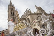 La impresionante carroza encargada de portar el Custodio parte de la Catedral burgalesa para iniciar la procesión.-SANTI OTERO