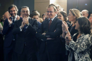 El ministro de Sanidad, Servicios Sociales e Igualdad, Alfonso Alonso recibe el aplauso de sus compañeros durante el acto de homenaje, organizado en Vitoria por el PP del País Vasco, tras su nombramiento.-Foto: DAVID AGUILAR / EFE