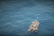Naufragio de una patera frente a las costas de Libia en mayo, en una fotografía facilitada por Sea Watch.-SEA WATCH