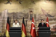 La cancillera alemana, Angela Merkel, y el primer ministro turco, Ahmet Davutoglu, en una rueda de prensa en Estambul.-AFP / BULENT KILIC