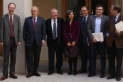 Los autores del documento Ideas para una reforma de la Constitución en la presentación del informe.-DAVID CASTRO