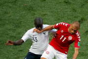 Kanté y Braithwaite pelean por un balón-YURI KOCHETKOV