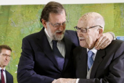 Mariano Rajoy abraza al primer presidente electo de la Xunta de Galicia, Xerardo Fernandez Albor, este sábado en un acto de homenaje por su centenario-LAVANDEIRA JR. (EFE)