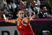 Sara Sorribes, este sábado, durante su partido frente a la francesa Pauline en la confrontación de repesca al Grupo Mundial de la Copa Federación que se disputa en Roanne.-EFE