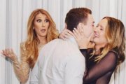Una pareja de fans de la cantante se dan el 'sí quiero' delante de ella.-
