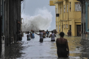 Una de las calles de La Habana inundada tras el paso del huracán Irma-AFP / YAMIL LAGE