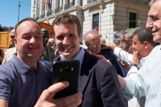 Pablo Casado, con simpatizantes del PP, el domingo en Ávila. /-RAÚL SANCHIDRIÁN (EFE)