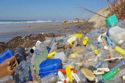 Basura y desechos plásticos se acumulan en las playas y oceanos.-EL PERIÓDICO