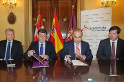 Rico (segundo por la izquierda) y Hernández (a su izquierda) durante la firma del convenio.-I. L.M.