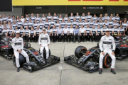 McLaren-Honda al completo en la temporada pasada.-EFE / DIEGO AZUBEL