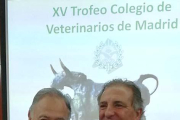 Bañuelos recoge el premio de los veterinarios de Madrid.