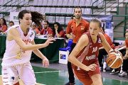 Galerón intenta frenar el avance de la húngara Juhász.-FIBA EUROPE