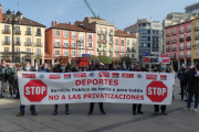 Concentración de trabajadores de Deportes frente al Ayuntamiento. ECB