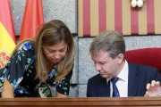Carolina Blasco, concejal de Personal y Régimen Interior, y el alcalde, Javier Lacalle, en un Pleno.-RAÚL G. OCHOA